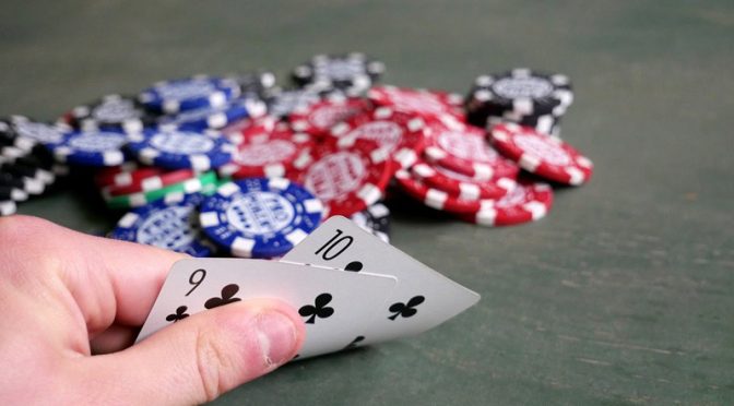 Cách đánh bài sâm lốc tương tự như trò chơi tiến lên hoặc đổi thưởng, thứ tự của các lá bài được xếp để quyết định chiến thắng và thua